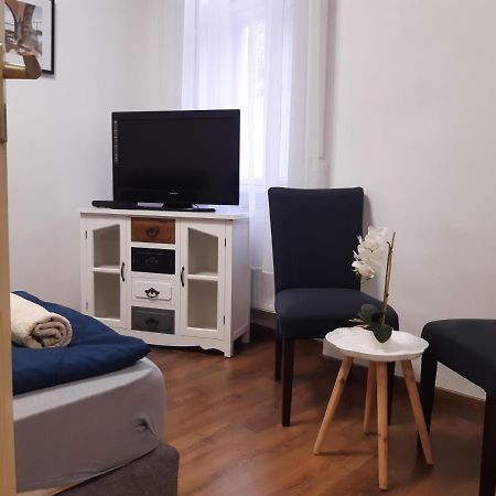 Varalja Apartman Tata Buitenkant foto
