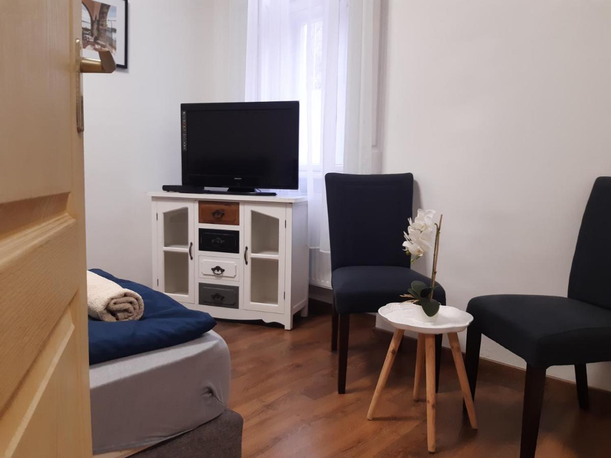 Varalja Apartman Tata Buitenkant foto